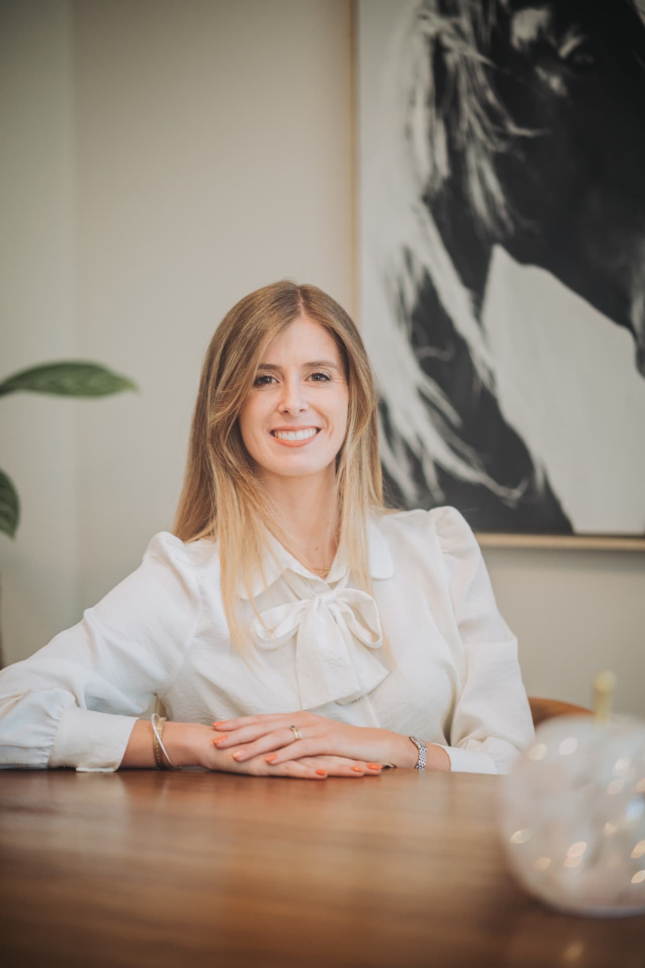 Mathilde Nicolas, experte-comptable à Alès, accueille ses clients au cabinet